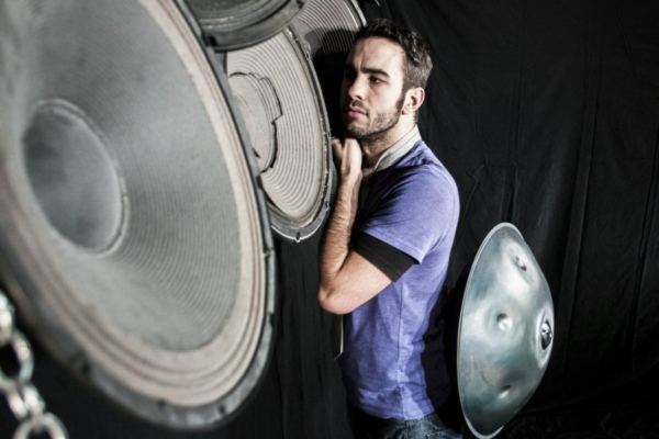 Hang-trummi virtuoos Manu Delago võlub täna Kumus oma “lendavast taldrikust” ulmeliselt maagilisi helisid