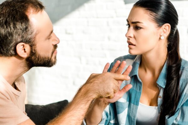 Ohumärgid paarisuhtes: kui sinu kallim käitub nii, siis tasub sellele suhtele kiiresti punkt panna