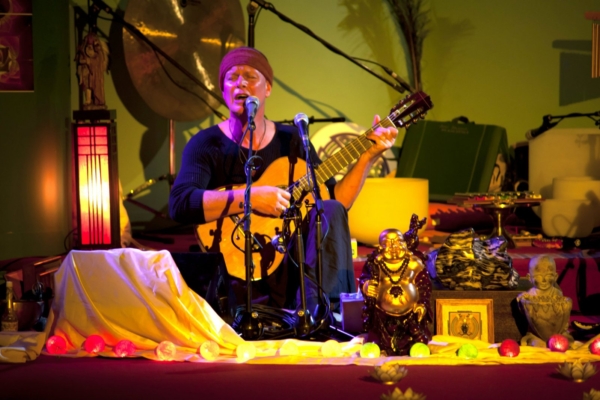 Eestit külastab šamanistliku muusika superstaar ja ülemhelide laulja Darpan Austraaliast