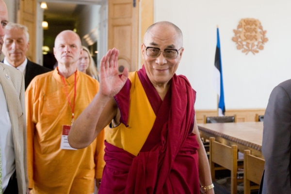 Dalai-laama Pariisi rünnakute järel: Tehke tööd rahu nimel ja ärge lootke abi jumalalt ega valitsustelt