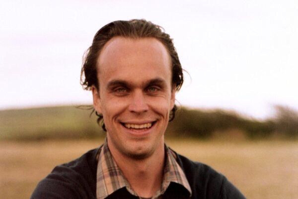 Hingestatud mahemuusika multitalent Peter Broderick esineb reedel Tallinnas