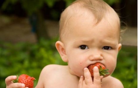 Unusta lusikas: imikud söövad paremini, kui end ise toidavad