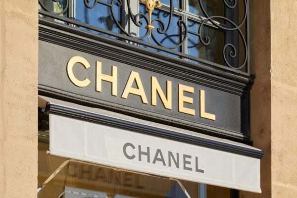 Lugemisnurk | Legendaarse moelooja Coco Chaneli erakordselt põnev lugu