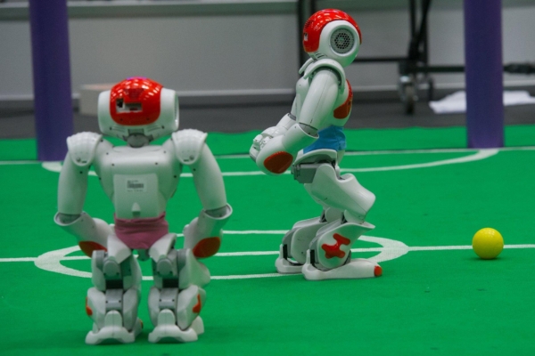 Robotireeglid: kui inimesed teevad teineteisele halba, siis robot peaks seda takistama?