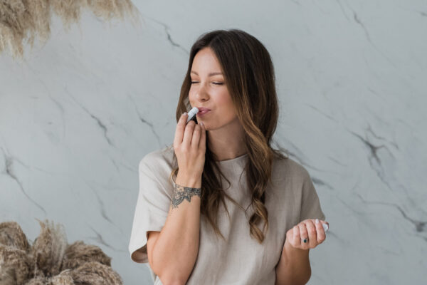 Kolm nutikat viisi, kuidas kasutada hügieenilist huulepulka nutikalt ja mitmekülgselt